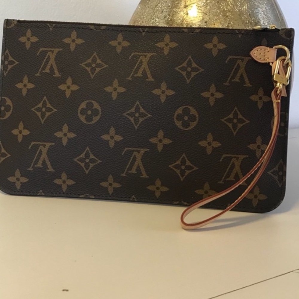 Louis Vuitton Never full pouchette